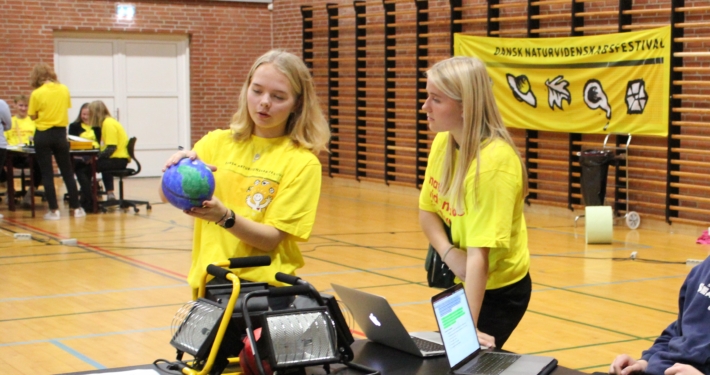 Sciencedag, elev med globus